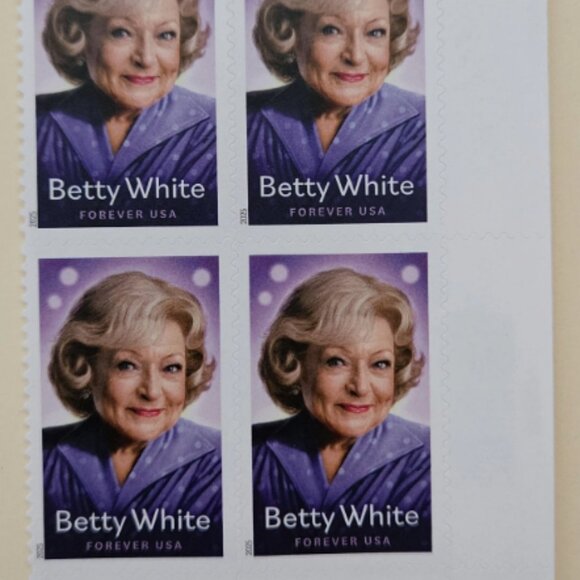 2025 USA Forever Betty White --1000 Stamps - Picture 2 of 6